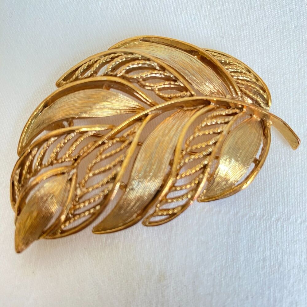 💎M JENT Signed Gold Tone Filigree Leaf Brooch Pin Vintage Costume Jewelry